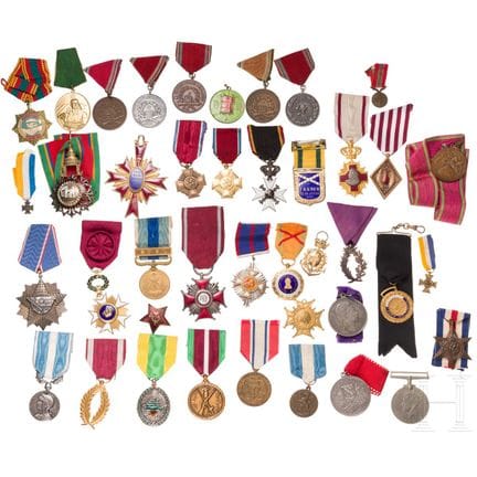 Collection de 45 distinctions internationales, ent
