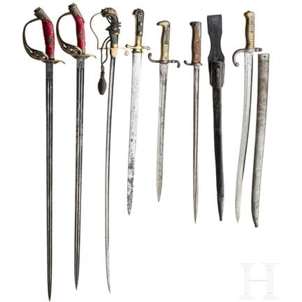 Seven edged weapons  
Jeweils ohne Scheide: zwei p