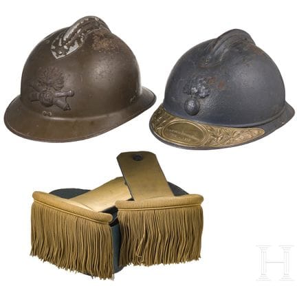 Dos cascos de acero «Adrian» y charreteras antigua