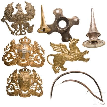 Una piccola collezione di accessori per elmi, 1900
