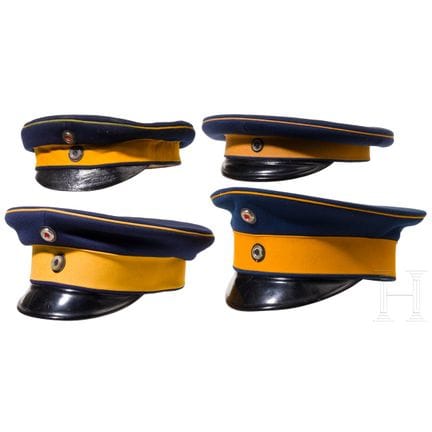 Cuatro gorras de visera de la caballería prusiana 