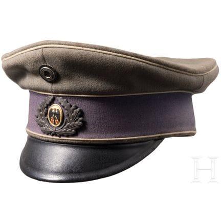 A field-grey visor cap for officers  
Feldgrauer K