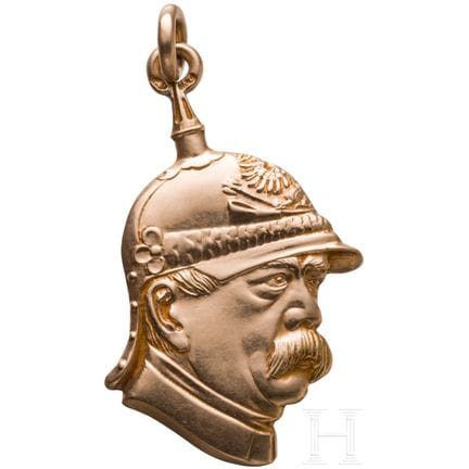 奥托·冯·俾斯麦亲王——一枚金质吊坠，约1900年  
黄金材质，挂环处刻有狐狸头印记“A5”和“L