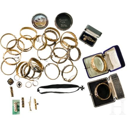 Una collezione di gioielli patriottici: bracciali,
