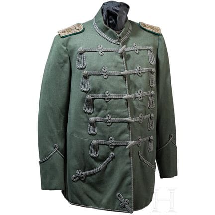 Un Attila M 1910 de color gris campo para oficiale