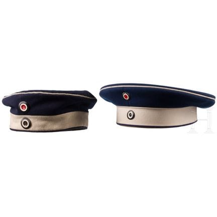 Dos gorras de campaña para soldados del Regimiento