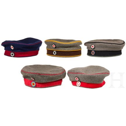 Five field caps for enlisted men  
Alle zusammenge