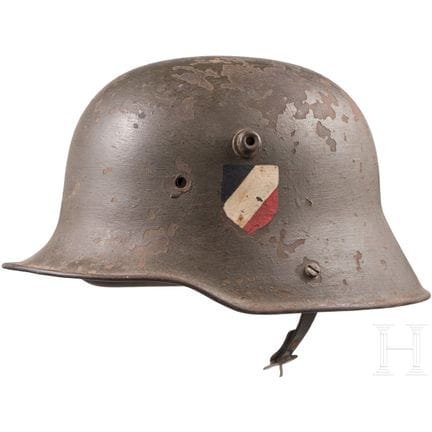 A steel helmet M 17  
Die Glocke mit gebördeltem R