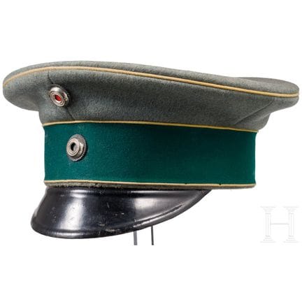 Una gorra con visera para los oficiales de los reg