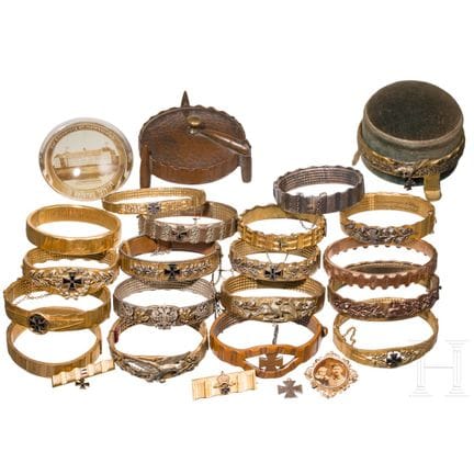Una collezione di gioielli patriottici - Bracciali