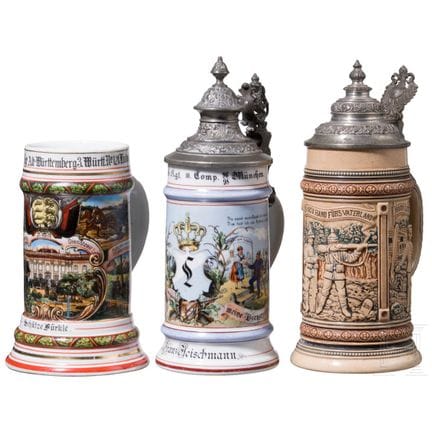 Due tazze da riservista e una tazza commemorativa 