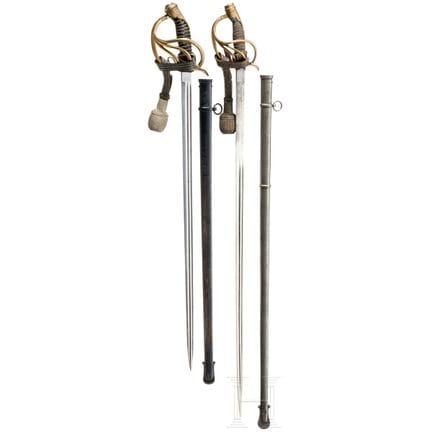 Dos espadas de coracero M 54 para oficiales, hacia
