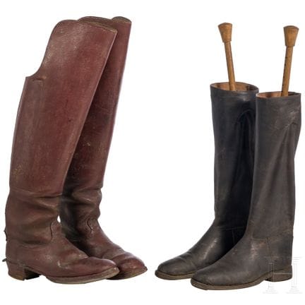 Two pairs of cavalry boots  
Ein Paar hohe Reitsti