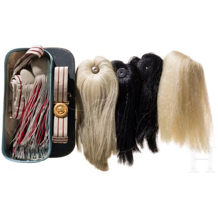 Una piccola collezione di accessori da parata, ris
