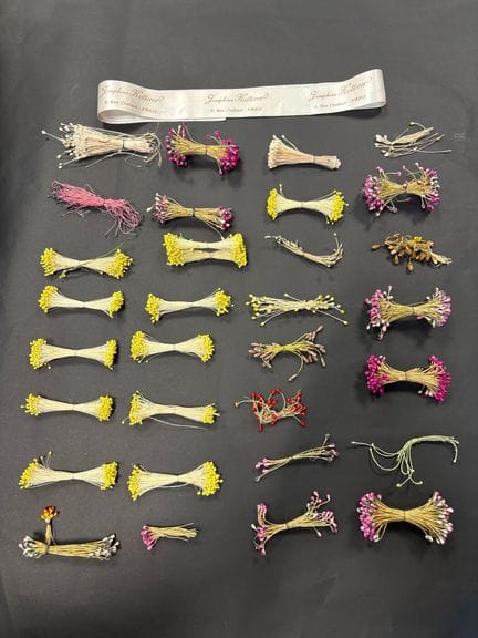 Fonds de fournitures d'un atelier de broderie, ver