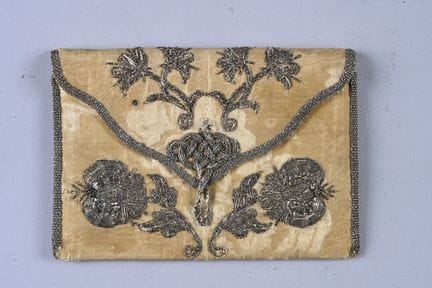 Bustina con patta ricamata, seconda metà del XVIII