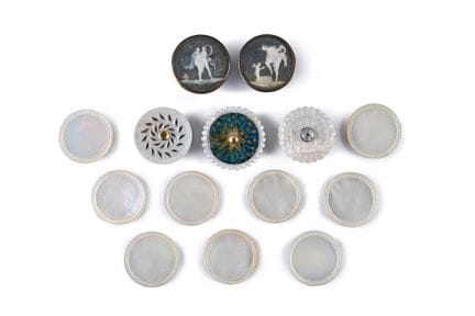 Collection de gros boutons de nacre, fin du XVIIIe