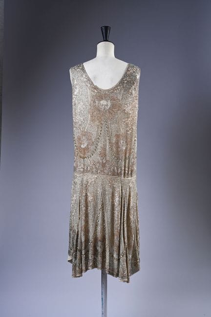 Robe de soir vers 1925, robe du soir décolletée en
