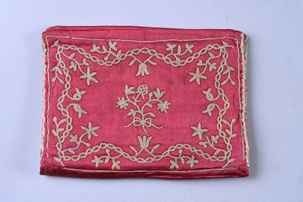 Bustina ricamata, epoca Luigi XVI, raso rosso lamp