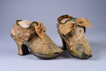Coppia di scarpe da donna, 1730-1750 circa, décoll