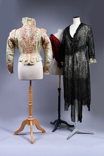 Partie de la garde-robe d'une élégante, 1885-1910 