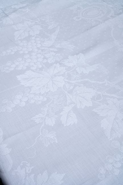 Importante nappe en damas de lin aux amours vendan