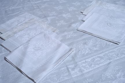 Nappe et sept serviettes en damas de lin pour les 