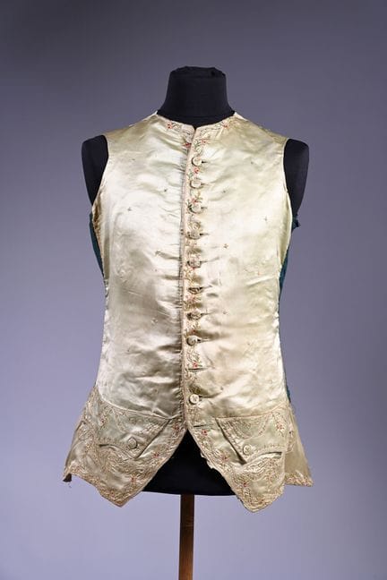 Gilet con baschine ricamato, smontato, epoca Luigi