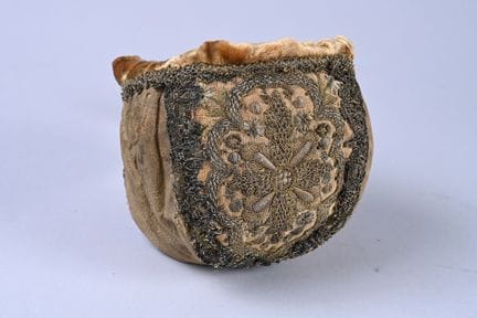 Borsa in damasco ricamato, secondo quarto del XVII