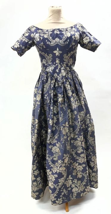 Robe de bal vers 1850, coupée dans l'étoffe d'une 