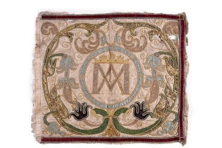 Orfroi ricamato con il monogramma mariano, inizio 