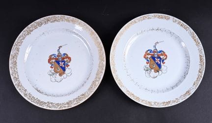 两只饰有纹章图案的瓷盘，专为荷兰市场制作（范·奥尔索伊），产自中国。 乾隆时期（1736-1795）