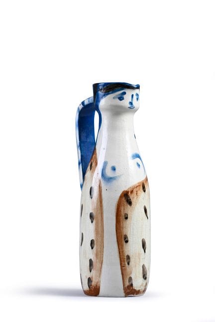 巴勃罗·毕加索（1881-1973）《女子》水罐 白色陶瓷水罐，饰有蓝色和巧克力色的窑变彩绘。底部有
