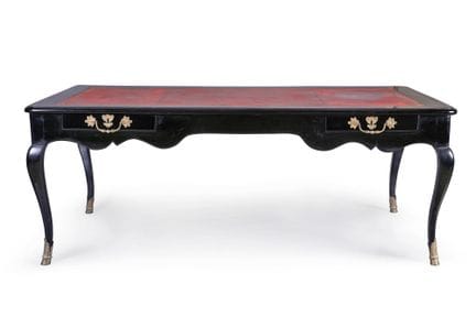Grande scrivania piana in legno annerito con due c