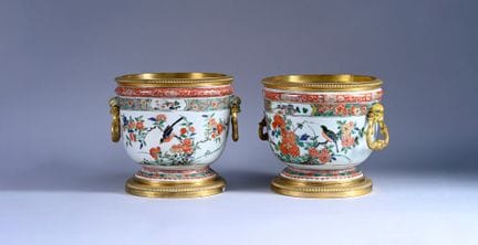 一对中国瓷制冷饮器，饰有以“绿釉”绘制的鸟类与牡丹图案；把手呈福犬头造型，镶嵌于雷吉斯风格的镀金青铜