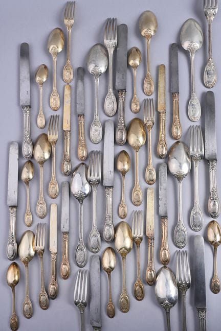 950°°纯银餐具套装——ODIOT品牌——19世纪末，冠以伯爵冠徽的字母缩写，饰有丰富的莨苕叶与饰
