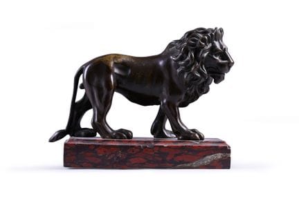 19世纪画派作品，仿让·德·博洛尼亚（1529—1608）风格。棕色古铜色调青铜狮子雕塑。置于红樱桃