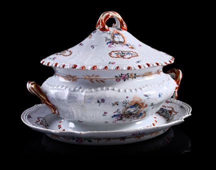 源自中国“外币餐具套装”的瓷质炖菜碗及其展示架。 乾隆时期（1736-1795），约1760年——这