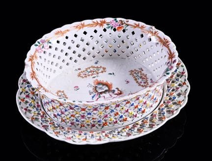 源自中国“外币餐具套装”的瓷制篮子及其展示架。乾隆时期（1736-1795），约1760年——与上一