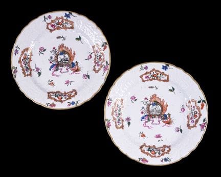 两只源自“中国外币餐具套装”的小瓷盘。乾隆时期（1736-1795），约1760年——与上一拍品成套