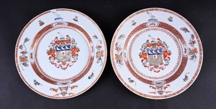 两只饰有纹章图案的瓷盘，专为英国市场制作（弗雷德里克），产自中国。 雍正时期（1723-1735），