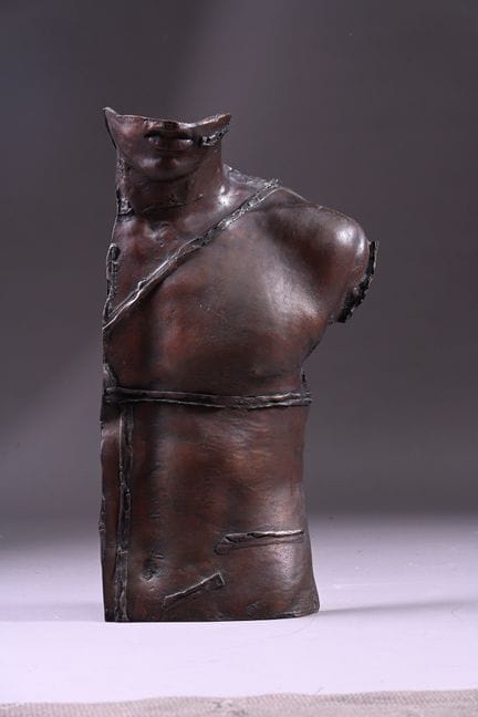 伊戈尔·米托拉伊（1944-2014） 青铜盾牌，左下角署名“Mitoraj”；版数 15/50；A