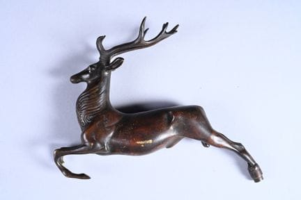 19世纪学校风格作品《疾驰的鹿》 带古铜色氧化处理的青铜雕塑 高18厘米 - 长22厘米（缺失一小段