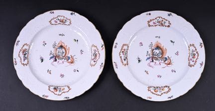 两件源自“中国外币瓷器套装”的瓷盘。乾隆时期（1736-1795），约1760年——与上一拍品成套。