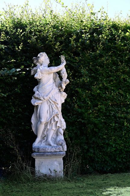 18世纪画派《丰饶》石雕 高180厘米 - 宽55厘米； 连底座尺寸：高48厘米 - 宽59厘米 -