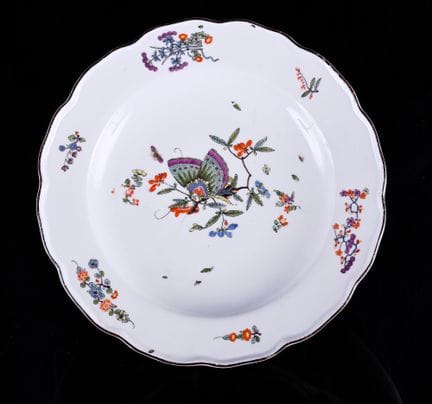 迈森（Meissen）瓷盘，边缘呈弧形，采用卡基蒙（Kakiemon）风格的多色装饰，盘心描绘一只停