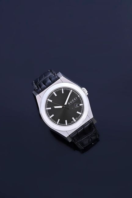 GUCCI, Automatikuhr aus Edelstahl, schwarzes Ziffe