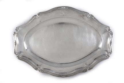 Un grand plateau ovale en argent 800°°, la bordure