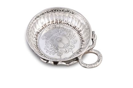 Tasse à vin en argent, le corps ciselé de godrons 