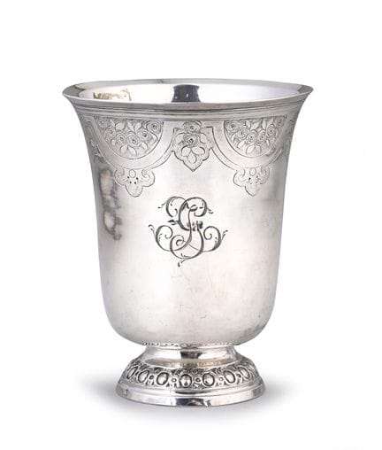Timbale en argent de forme tulipe. Piédouche cisel